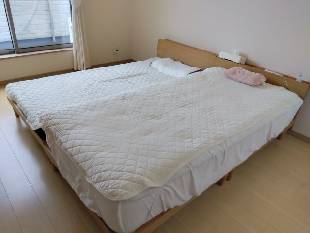 売中古戸建　三島市谷田の洋室|窓が多く明るい室内となっています。寝室や仕事部屋など使い勝手の良い広さの洋室です。