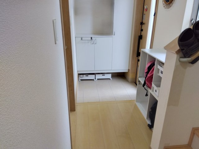 売中古戸建　三島市谷田の玄関|備え付けのシューズボックスがあるので収納がたっぷりあります。靴をしまって玄関をすっきりと使えます。