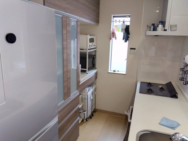 売中古戸建　三島市谷田のキッチン|3口コンロなのでお料理が快適に出来そうですね。隣にリビングがあるので家族で会話を楽しみながらお料理が出来ます。