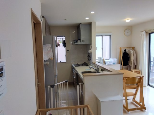 売中古戸建　三島市谷田の居間・リビング|大きな窓があるので部屋にやわらかな陽光が注ぎます。リビングダイニングが一続きで家族の会話も弾みますね。
