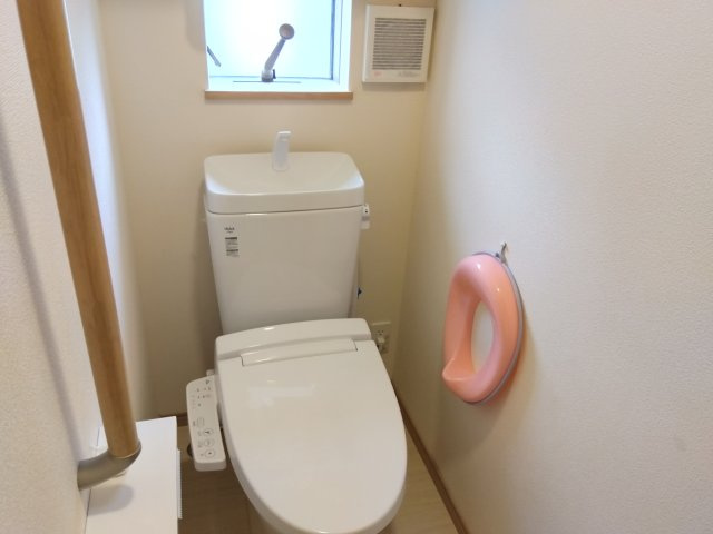 売中古戸建　三島市谷田のトイレ|トイレには窓があり明るい室内です。シンプルで使い勝手のよいトイレです。