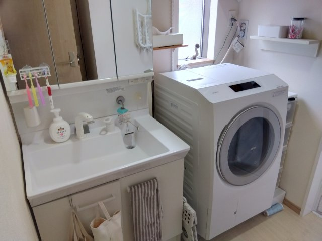 売中古戸建　三島市谷田の独立洗面台|窓があるので明るい室内です。独立洗面台があるので収納スペースも多くあります。鏡もあるので朝の支度にも便利です。
