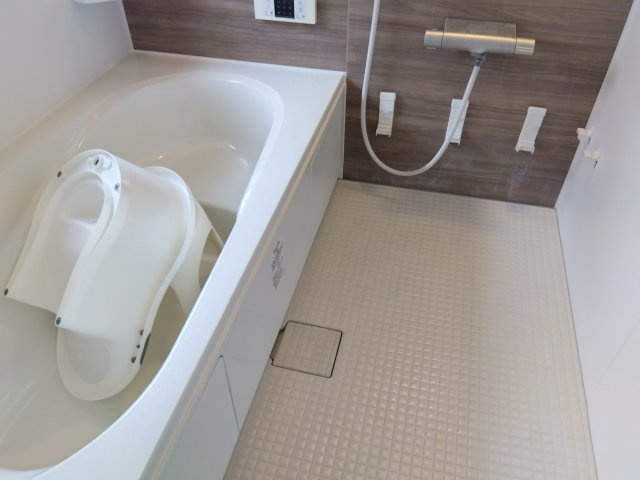 売中古戸建　三島市谷田の浴室|窓があるので明るい室内です。シンプルでスタイリッシュなデザインが空間を引き立てます。