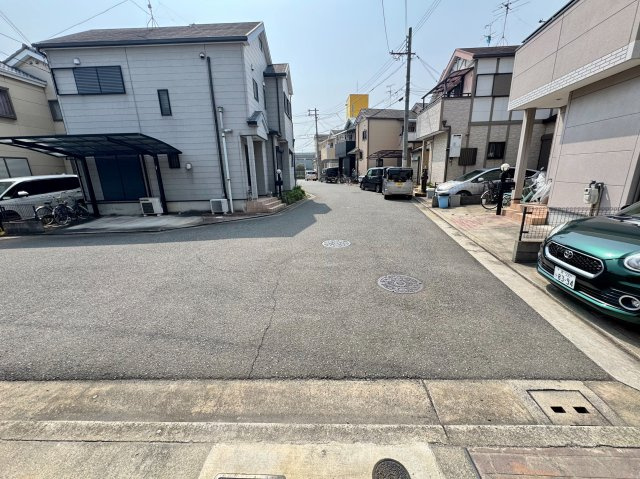大阪府堺市西区草部1224−１６の前面道路含む現地写真