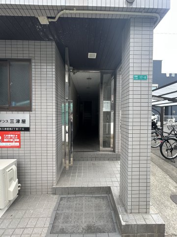 レジデンス三津屋のエントランス