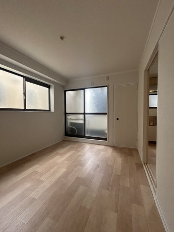レジデンス三津屋の洋室