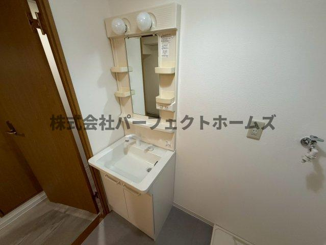 枚方グランドマンションの独立洗面台|独立洗面台あり、毎朝おしゃれに忙しい女性の方におすすめです