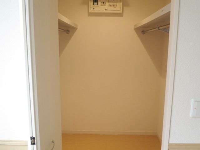 ソレーユの収納|お洋服も掛けられるたっぷりウォークインクローゼットです♪