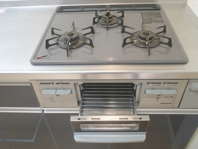 ソレーユのキッチン|3口コンログリル付きでお料理がいっぺんにできます♪