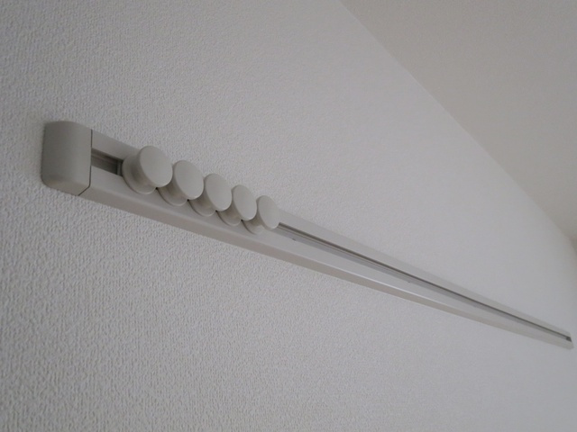 ソレーユの設備|お洋服も掛けられるピクチャーレール付きで整理に役立ちます♪