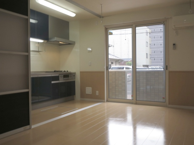 ソレーユの居間・リビング|嬉しいキッチンとの仕切りがあります♪１０．２帖とゆったりしてます♪