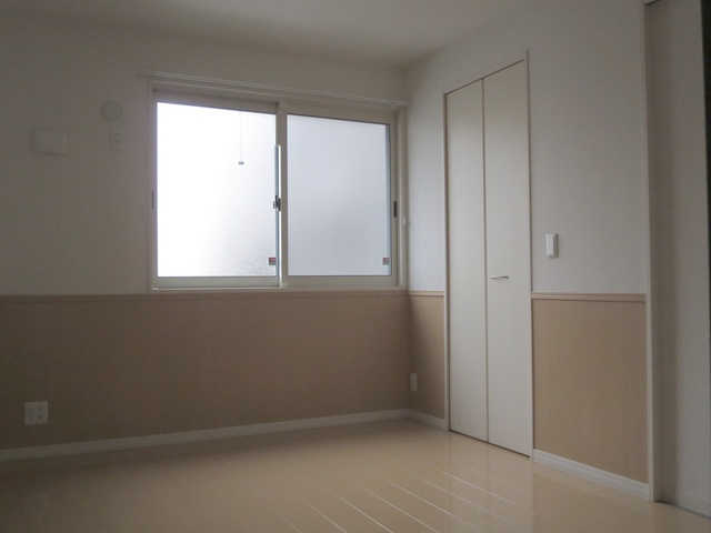 ソレーユの居間・リビング|６帖の綺麗な洋室です♪