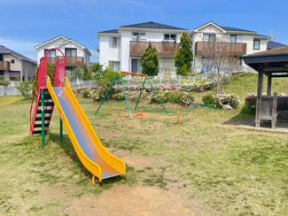【その他】 | エステ・シティおゆみ野B棟　京成千原線「おゆみ野」駅 | 敷地内にある公園の最大のメリットは、移動の手間なく安全に遊べる点です。家事の合間でも気軽にリフレッシュでき、車通りの心配もありません。親子の交流や住民同士のコミュニティ形成にも役立ちます。