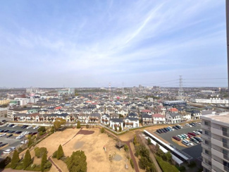 【展望】 | エステ・シティおゆみ野B棟　京成千原線「おゆみ野」駅 | 15階建ての13階という高層階のため、目の前を遮る建物がなく、おゆみ野の街並みや緑豊かな景観を一望できます。日当たり・通風ともに極めて良好です。
