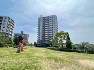 【その他】 | エステ・シティおゆみ野B棟　京成千原線「おゆみ野」駅 | 敷地内に芝生広場や植栽があり、都市利便と自然が調和した大規模マンションならではのゆとりがあります。