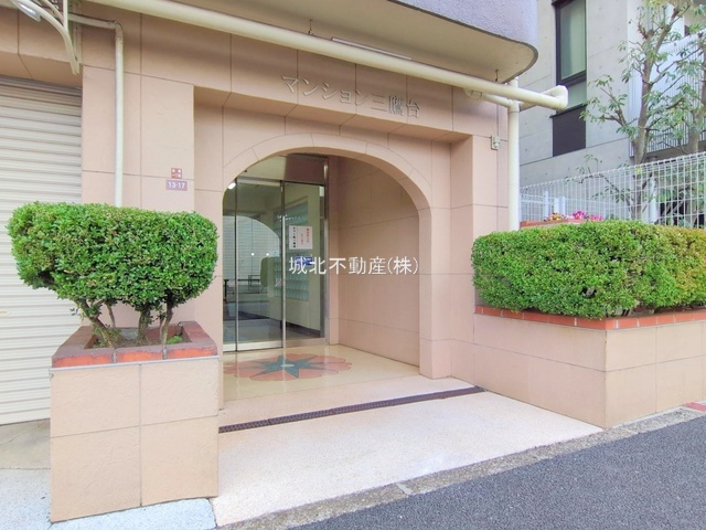 マンション三鷹台のエントランス