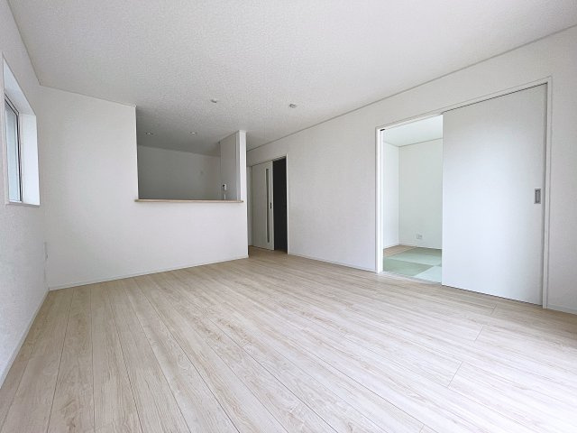 新築戸建・新築建売　郡山市安積町笹川第7　永盛小・安積中の居間・リビング|南側の大きな窓から日差しが入り明るいリビングはご家族皆さんの憩いの場です！