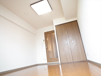 【洋室】 | YKハイツ西明石 | ※同建物別部屋の写真になります。