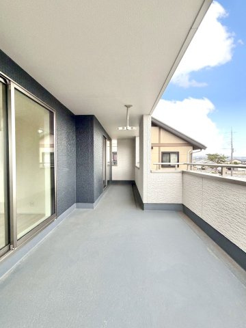 【新築戸建】第2渋川市金井のバルコニー|■バルコニー｜プライバシーが守られたインナーバルコニーは、くつろぎの空間としても、アウトドアの空間としても活躍をしてくれます。