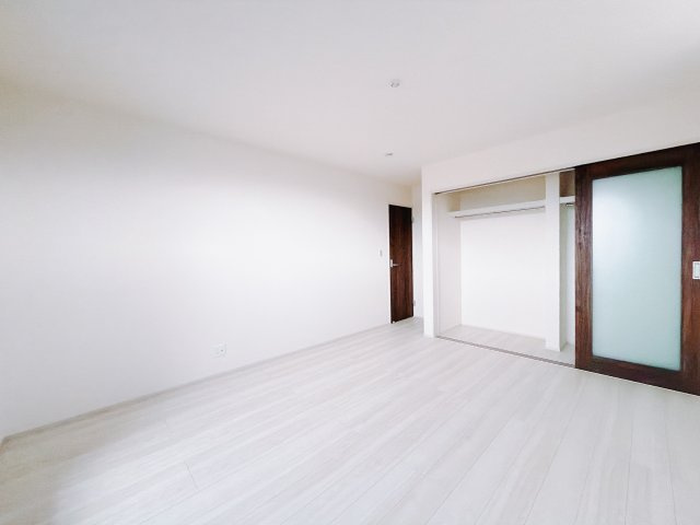 【新築戸建】第2渋川市金井の寝室|■主寝室｜ベッドやテレビなどの大き目の家具を置いても余裕のある広々主寝室です♪家事やお仕事にお疲れなパパ・ママがゆっくりと過ごせる空間です♪
