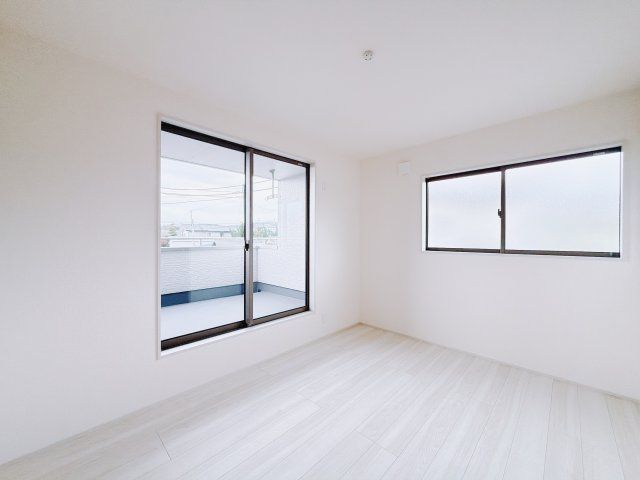 【新築戸建】第2渋川市金井の洋室|■2階洋室｜2面採光で明るい1階の洋室。全部屋フローリングなので、お掃除がしやすいです♪大きな収納もあって嬉しい！