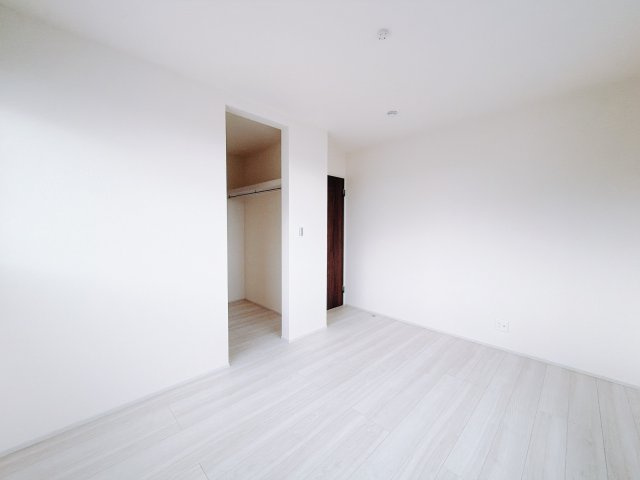 【新築戸建】第2渋川市金井の洋室|■2階洋室｜ナチュラルカラーの床です。模様替えなどとても楽しく工夫できます♪陽当たり、風通しもとても良いので毎日快適な生活スタートです！子供部屋にも良いですね♪
