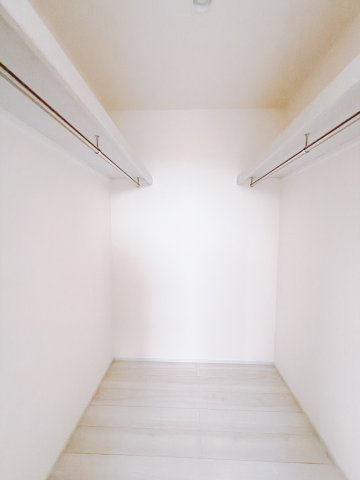 【新築戸建】第2渋川市金井の収納|■WIC｜お洋服はもちろん、使う頻度の少ない家具や小物・場所を取りがちな旅行用のスーツケースなどもしまえます。また、厚手のコートをしまっても充分な広さを堪能できるプランです♪