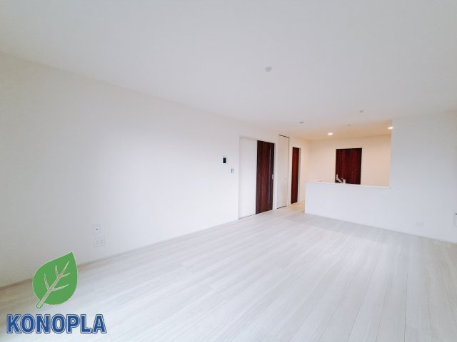 【新築戸建】第2渋川市金井の居間・リビング|■リビング｜陽当たり良好のリビングダイニング♪賃貸では叶わなかった、お友達とのホームパーティや大音量で映画やテレビを楽しむことができます(*^^*)