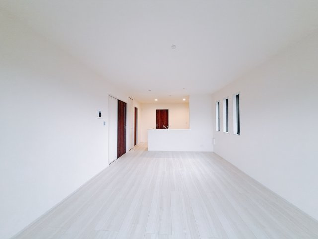 【新築戸建】第2渋川市金井の居間・リビング|■リビング｜落ち着きのある表情を見せるリビングダイニング。太陽の光がたっぷり差し込むリビングは、自然とご家族が集まる居心地の良い空間です。