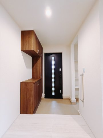 【新築戸建】第2渋川市金井の玄関|■玄関｜毎日の「いってらっしゃい」や「お帰りなさい」を大切なご家族と過ごす玄関は〈使いやすさ〉を追求しております。玄関横の物入は急な来客時でもさっとお片付けできるスペースを確保しています。