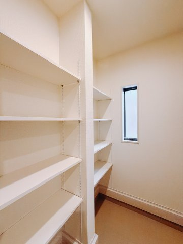 【新築戸建】第2渋川市金井の収納|■SIC｜S.I.Cはスペースが効率よく使える可動棚仕様！大きめのベビーカーやブーツ、平らなサンダルなど用途に合わせて段の高さが変えられます
