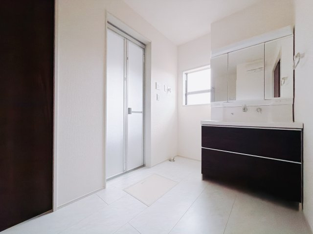 【新築戸建】第2渋川市金井の独立洗面台|■洗面室｜洗濯機を置いてもゆとりある広さの洗面脱衣室です♪三面鏡の洗面化粧台なので身支度もしやすくおしゃれが好きな方にも嬉しい設計です♪窓があるので換気の際も楽ちんです♪