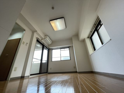 【居間・リビング】 | YKハイツ西明石 | ※同建物別部屋の写真になります。