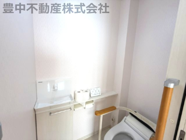 豊中市西泉丘１丁目戸建のトイレ