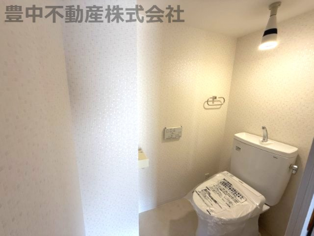 豊中市西泉丘１丁目戸建のトイレ