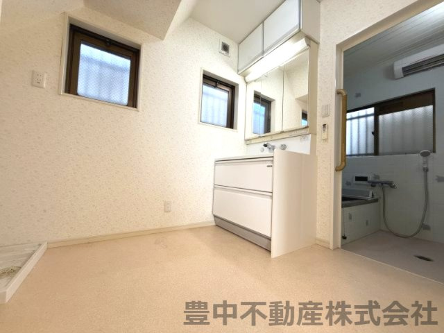 豊中市西泉丘１丁目戸建の洗面所
