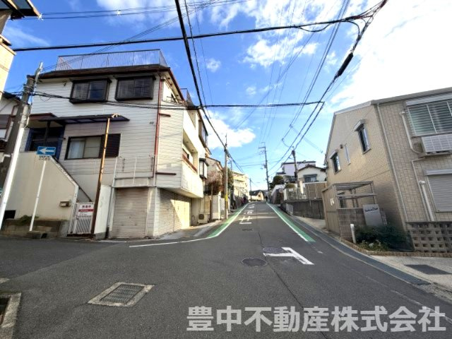 豊中市西泉丘１丁目戸建の前面道路含む現地写真