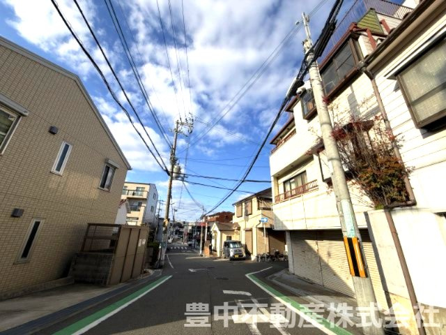 豊中市西泉丘１丁目戸建の前面道路含む現地写真