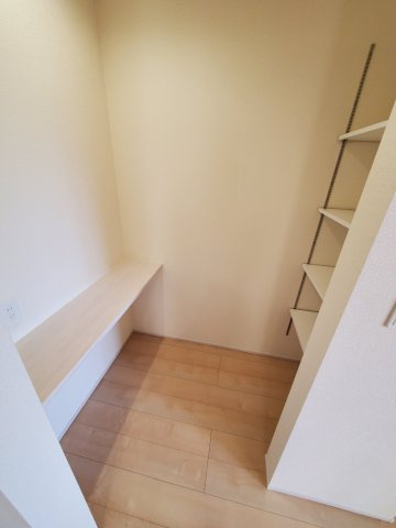 八潮市　緑町5丁目　新築戸建　全2棟の収納|キッチン横にはカウンターと可動棚があります
