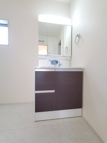 八潮市　緑町5丁目　新築戸建　全2棟の洗面所|脱衣スペースを含む空間はゆとりの広さ