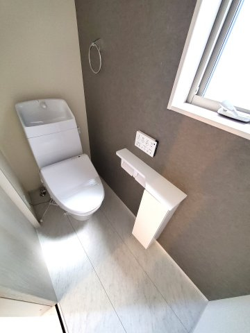 八潮市　緑町5丁目　新築戸建　全2棟のトイレ|落ち着いた色調のトイレです