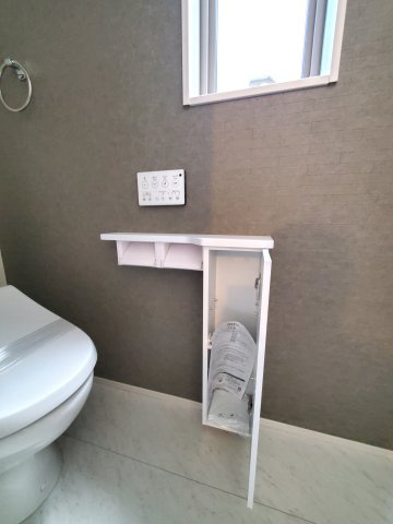 八潮市　緑町5丁目　新築戸建　全2棟のトイレ|便利な収納付き