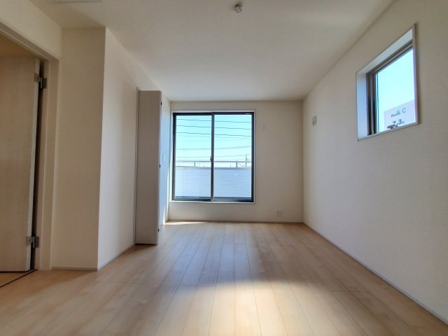 八潮市　緑町5丁目　新築戸建　全2棟の洋室|大きな窓は陽当りにに加えて通気性能を上げてくれます