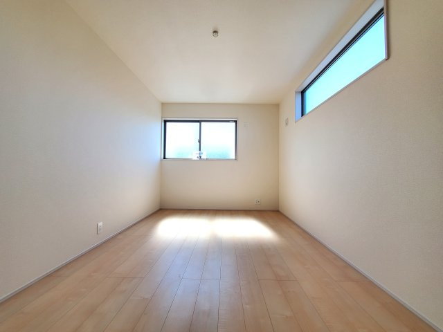 八潮市　緑町5丁目　新築戸建　全2棟の洋室|落ち着いた色合いのフローリングです。
どんな色でも合わせやすく家具選びからカーテンなども合わせやすそうです