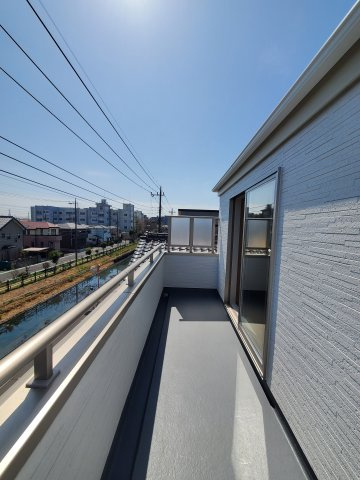 八潮市　緑町5丁目　新築戸建　全2棟のバルコニー|暖かな日差しのふりそそぐバルコニー
