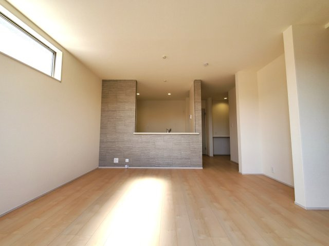 八潮市　緑町5丁目　新築戸建　全2棟の居間・リビング|溢れる光をたっぷり取り込んだリビングダイニング。