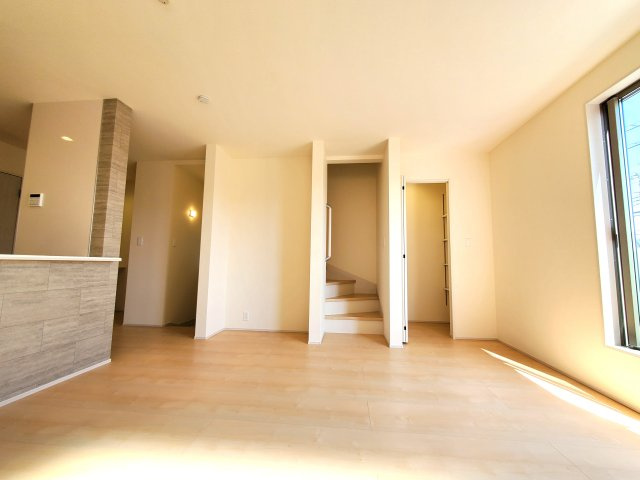 八潮市　緑町5丁目　新築戸建　全2棟の居間・リビング|2階にあるLDKは16.7帖の空間となります