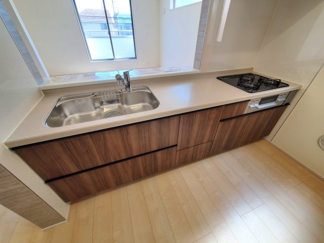 八潮市　緑町5丁目　新築戸建　全2棟のキッチン|キッチンスペースも広く、ご夫婦二人でキッチンに立っても問題ありませんよ