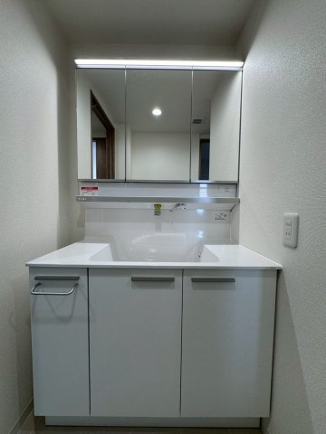 クレアガーデン守口ラヴィスの独立洗面台|三面鏡付きの洗面台で便利です。