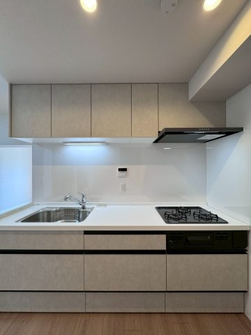 高殿コーポのキッチン|独立型キッチンでお料理に集中できます。三口コンロにグリル付きです。